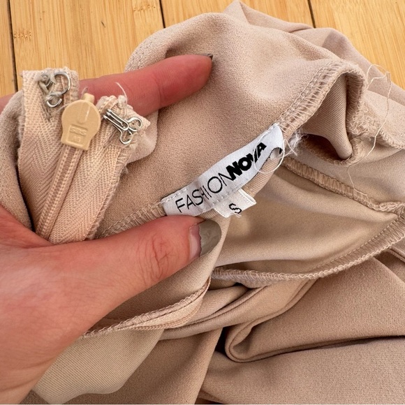 Fashion Nova Office Crush Wide Leg Pant in Taupe and Size Small - Picture 6 of 6